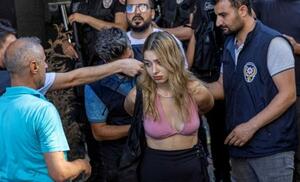 　２６日、トルコ・イスタンブールで、性的少数者支援のパレードを阻止しようとする警察に拘束された活動家（ロイター＝共同）