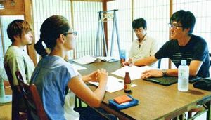 先輩経営者らから事業計画についてアドバイスを受ける参加者（右）＝三好市池田町のへそキャンプ