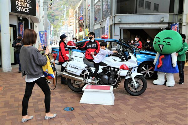 パトカーや白バイに子ども興奮　東新町商店街でアニメイベント「ぷち★アソビ」