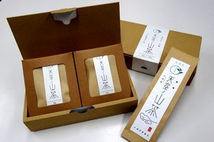 新登場した「天空ノ山茶」の５０グラム袋（右下）。７月からはお中元などに適した箱入りも発売される
