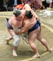 　照ノ富士（左）が寄り切りで御嶽海を下し、７度目の優勝を決める＝両国国技館