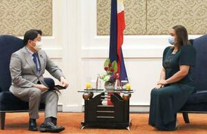 　２９日、フィリピンの首都マニラのホテルで、サラ・ドゥテルテ次期副大統領（右）と対談する林外相（共同）