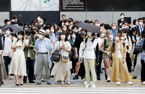 　東京・渋谷の交差点で信号を待つマスク姿の人たち。厚労省は、会話をほとんど行わなければ屋外でマスク着用の必要はないとする考え方を発表した＝２０日午後