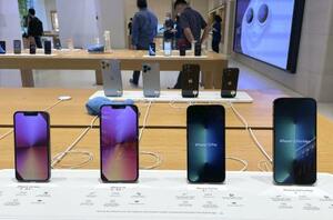 　アップルのスマートフォン「ｉＰｈｏｎｅ１３」シリーズの４機種＝２０２１年９月、東京都内