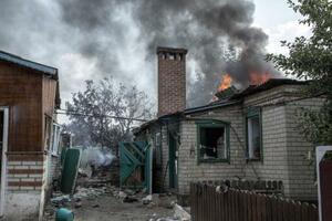 　ウクライナ東部ドネツク州で、砲撃を受けて燃える家屋＝４日（ゲッティ＝共同）