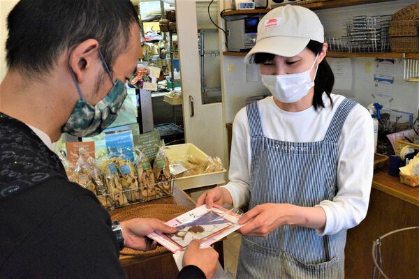 飲食店巡りポストカードをゲット　徳島市で「マチ★アソビ」始まる