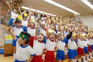 元気よく「きらきら星」を歌う園児＝午前１０時ごろ、徳島市国府町の白うめ幼稚園