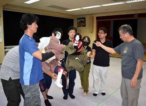 勘緑さん（右端）の指導で、新演目の稽古に励む清流座の座員ら＝那賀町延野の相生老人福祉センター