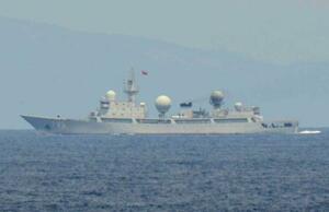 　大隅海峡を通過した中国海軍の情報収集艦＝１９日（防衛省提供）