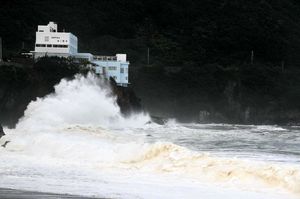 台風の接近に伴い、白波が打ち付ける美波町の大浜海岸=13日午後6時半ごろ、同町日和佐浦