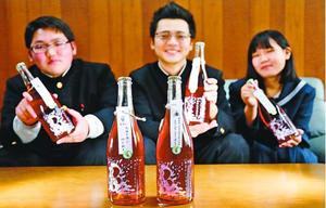 完成した夏秋イチゴのスパークリングワイン「あわいろ恋日和」=三好市の池田高三好校