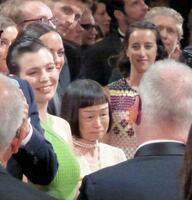 　第７５回カンヌ国際映画祭の開幕上映に参加し、拍手に包まれる竹原芳子さん（中央）＝１７日、フランス・カンヌ（共同）