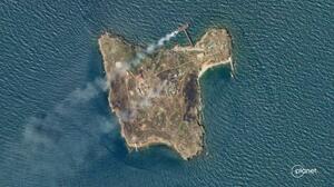 　煙が上がるズメイヌイ島の衛星画像＝６月２９日（Ｐｌａｎｅｔ　Ｌａｂｓ　ＰＢＣ提供・ロイター＝共同）