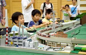 列車の操作に夢中になる子どもたち＝徳島市南末広町のろうきんホール