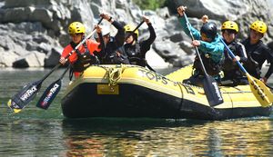 新たに加入した谷さん（右から２番目）と共にボートをこぐメンバーたち＝三好市山城町の吉野川