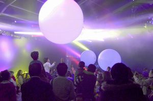 音楽に合わせて光るボールに触れる参加者＝徳島市の沖洲マリンターミナル屋外イベントスペース
