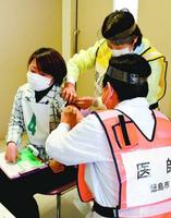 ワクチン接種の模擬訓練を行う参加者=徳島市のふれあい健康館