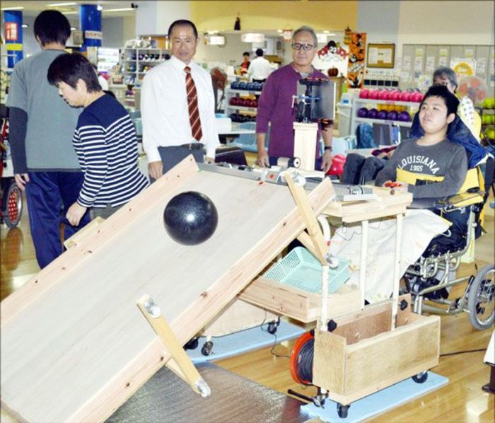 体不自由でもボウリングを 支援学校教員が投球補助台を手作り 徳島の話題 徳島ニュース 徳島新聞電子版