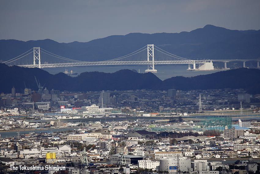 大鳴門橋がくっきり　眉山山頂からの眺め