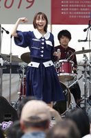 音楽ライブで会場を盛り上げるスピラ・スピカの幹葉さん＝徳島市の藍場浜公園