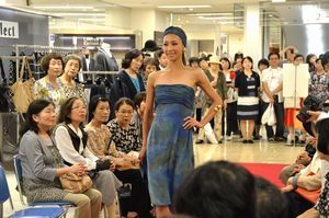 藍染の衣装を披露するモデル＝徳島市のそごう徳島店