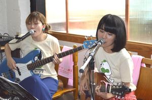 2015年に開いたチャット商店でのライブで演奏するチャットモンチー＝徳島市