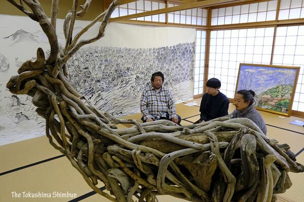 「魂の回復」を象徴する流木のシカと出会う　石巻市在住アーティストの作品展「芸術ハカセは見た！」　徳島城博物館で始まる