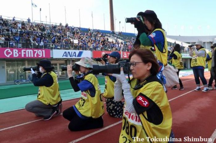 スタジアムにいこう プロカメラマンに学ぶ サッカーの写真を素敵に撮るコツ スタジアムにいこう 30 徳島の話題 スポーツ 徳島ニュース 徳島新聞電子版