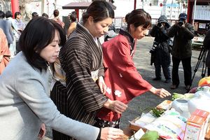 豆腐に針を刺す参列者＝徳島市新町橋２の天神社