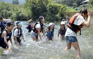 川遊びを楽しむ福島の子どもたち＝２０１５年８月、美波町の日和佐川