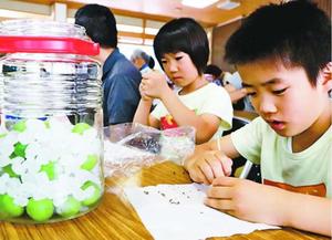 ウメのシロップ作りに挑戦する子ども=神山町阿野の阿川公民館