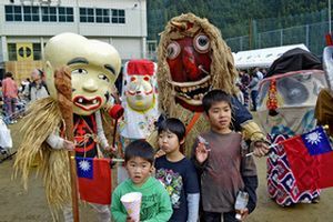 台湾の妖怪と触れ合う 三好でまつり 行列やライブに８００人 徳島ニュース 徳島新聞電子版
