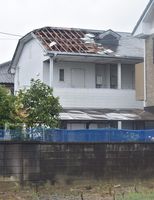 強風で屋根の一部が吹き飛んだアパート＝15日午前、板野町大寺