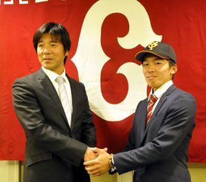 仮契約を済ませ、渡辺スカウト（左）と握手する増田＝徳島市のホテルクレメント徳島