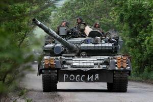 　ウクライナ・ドネツク州を走行する親ロシア派の戦車＝２２日（ロイター＝共同）