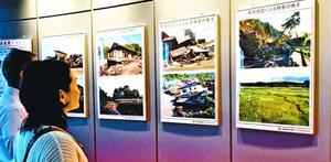 熊本地震の被害状況などを説明するパネル展=北島町鯛浜の県立防災センター