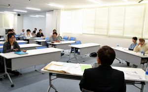 参院選の立候補予定者（手前）に質問をぶつける学生ら＝徳島大常三島キャンパス