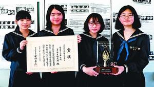 日本学生科学賞で内閣総理大臣賞を受賞した4人=徳島市の八万中学校
