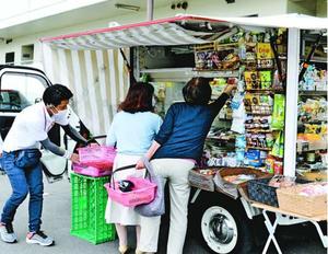 外出自粛の影響で、売り上げが伸びている移動スーパーのとくし丸=徳島市内