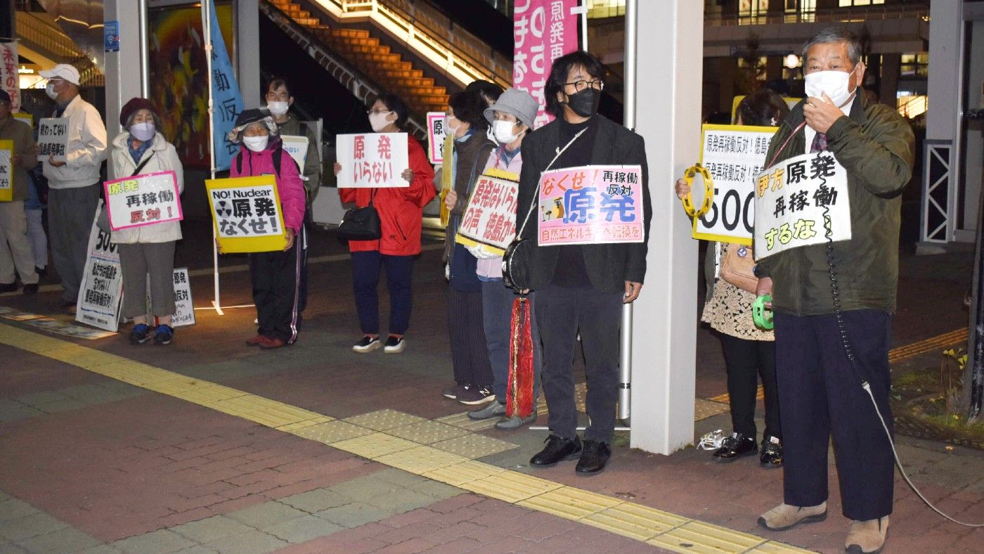 500回目を迎えた抗議活動で脱原発を訴える参加者=徳島駅前