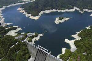 　貯水率が下がっている高知県の早明浦ダム＝１日（共同通信社ヘリから）