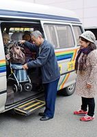 運行開始から５年が過ぎた「応神ふれあいバス」。地域の高齢者にとって、欠かせない足として定着している＝北島町江尻のキョーエイ北島店