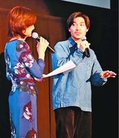 舞台あいさつをする徳島市出身の俳優岡崎森馬さん(右)=徳島市のイオンシネマ徳島