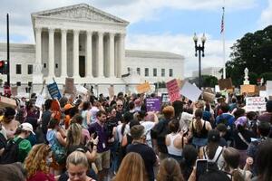 　米最高裁前で人工妊娠中絶に関する判断に抗議する人たち＝２４日、ワシントン（共同）