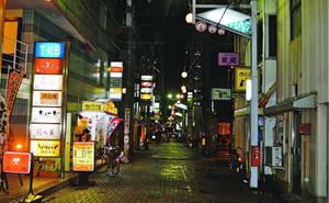 休業する店が多く、人通りの途絶えた徳島市栄町=15日午後8時半ごろ