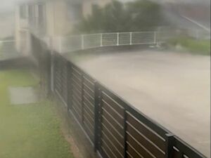 午後5時ごろ、徳島市内の民家から撮影された激しい雨の様子（読者提供）