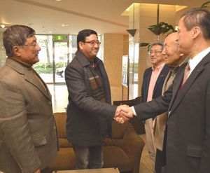 県職員らと握手を交わす（左から）ビシュヌ会長とジハン会長＝徳島市の徳島グランヴィリオホテル