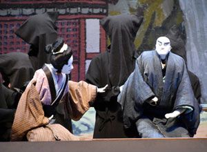 巧みな人形遣いで観客を魅了した夏期阿波人形浄瑠璃大会＝徳島市のあわぎんホール