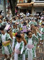 かわいらしい踊りをみせる園児たち＝徳島市の籠屋町商店街周辺
