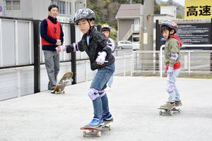 スケートボードを体験する児童ら=鳴門市撫養町大桑島のウズ・パーク